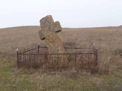 Каменный крест "Зылын цырт" ("Кривой надгробный памятник")