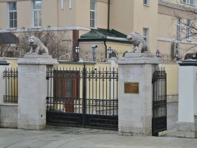 Ограда с пилонами ворот, 1840-е гг., 1890-е гг.