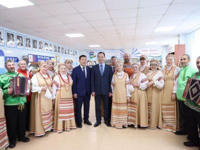 Глава Якутии посетил Едяйскую библиотеку-музей ямщицкой культуры и истории