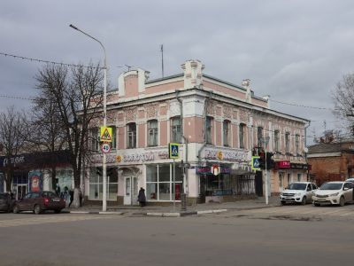 Жилой особняк, в нижнем этаже магазин Б.И.Бабенко. Ранний модерн