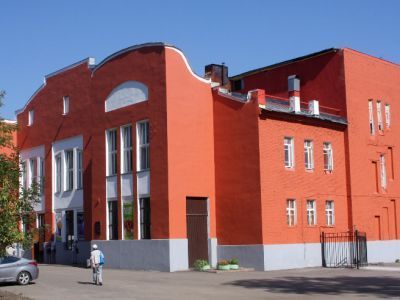 Здание бывшего Зимнего, а затем - Рабочего театра, где в 1917 г. находились Орехово-Зуевский Совет рабочих, солдатских и крестьянских депутатов, Союз социалистической молодежи, штаб Красной Гвардии. Здесь в разные годы выступали Калинин Михаил Иванович, Л