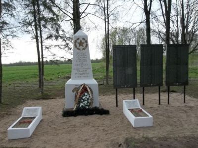 Братская могила воинов Советской Армии, погибших в 1944 г.