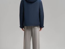 Ветровка с капюшоном