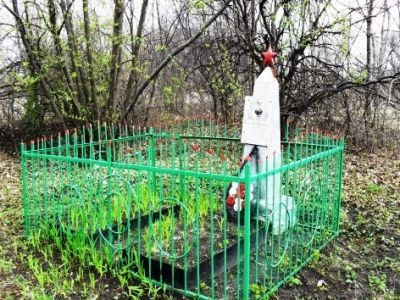 Братская могила советских воинов, погибших в боях с фашистскими захватчиками