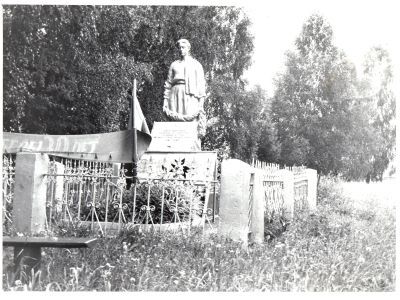 Братская могила советских воинов, погибших в боях с фашистами