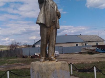 Памятник В.И.Ленину, воздвигнутый  на средства граждан с. Синенькие