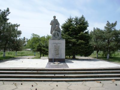 Братская могила советских воинов и мирных жителей - жертв фашистского террора