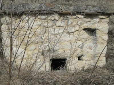 Склеп полуподземный с гладкой фасадной стеной 19