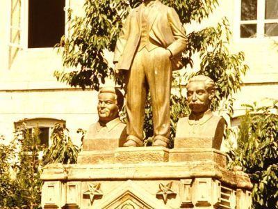 Памятник В.И. Ленину, С.М. Кирову и Г.К. Орджоникидзе