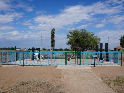 Братская могила участников гражданской войны и советских воинов, погибших в период Сталинградской битвы