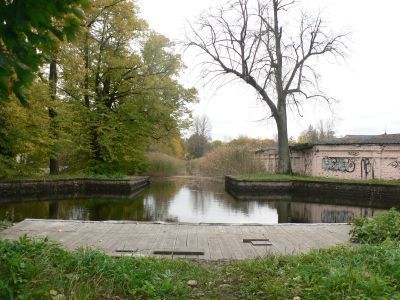Канал Марлинский (Золотой) с двумя гидрозатворами, водосбросной трубой и рядовой посадкой деревьев по обоим берегам