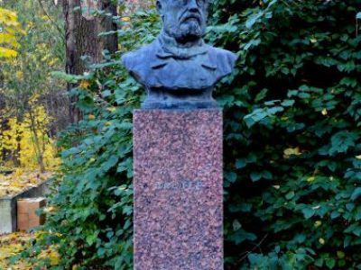 Бюст микробиолога Пастера Л.