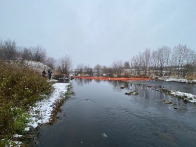 Ленские спасатели ликвидируют последствия разлива нефтепродуктов в Мирнинском районе Якутии