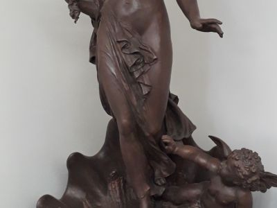 Фонтан со скульптурой