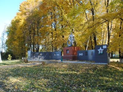 Братская могила советских воинов, погибших в боях с фашистскими захватчиками в 1943 году. Захоронено 25 человек, установлены имена 4 человек. Скульптура советского воина
