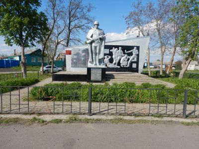 Братская могила советских воинов, погибших в боях с фашистскими захватчиками в 1943 году. Захоронено 40 человек, имена установлены. Скульптура: советский воин с автоматом