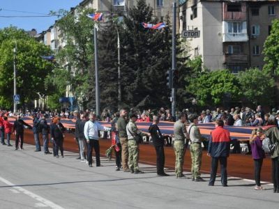 По улицам Мариуполя пронесли георгиевскую ленту длиной 300 метров