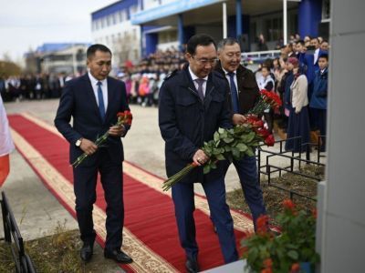 В День государственности Якутии Айсен Николаев возложил цветы к бюсту Исидора Барахова