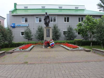 Братская могила советских воинов, погибших в боях с фашистскими захватчиками в 1943 году. Захоронено 813 человек, имена 147 человек установлены. Скульптура советского воина