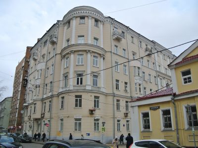 Доходный дом О.С.Петровской, 1911-1913 гг., арх. Д.М.Челищев, надстроен в 1940-е гг. Здесь проживал архитектор Д.М.Челищев (№ 5), квартиру А.Р.Изрядновой (№ 14) в 1920-е гг. посещал поэт С.А.Есенин