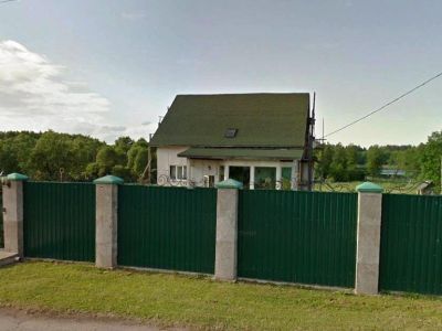 Дом, в котором в годы Великой Отечественной войны размещался объединенный штаб трех партизанских бригад. На доме установлена памятная доска