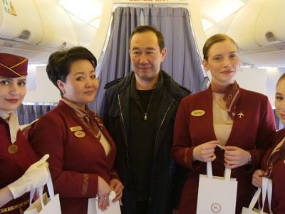 Глава Якутии поздравил бортпроводников с праздником на борту самолета