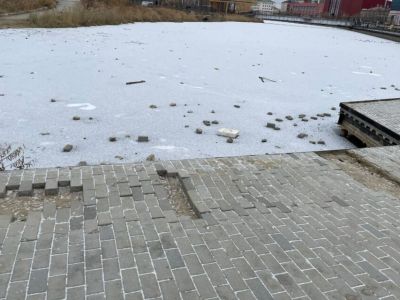 В Якутске вандалы выломали тротуарную плитку и выбросили её в Талое озеро