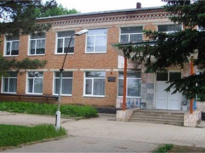 Здание, где учился в школе Герой Советского Союза И.Д. Адаменко