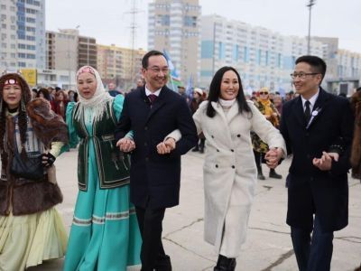 Несколько тысяч якутян станцевали осуохай в честь 100-летия ЯАССР