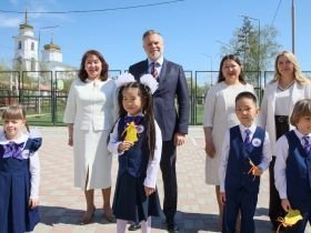 С окончанием учебного года поздравил выпускников двух школ Якутска Кирилл Бычков