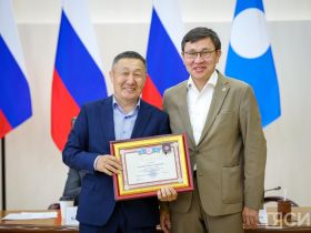 Госнаграды вручили журналистам Якутии в День национальной печати