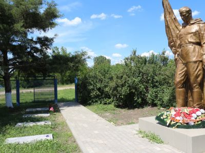 Воинское кладбище красноармейцев, погибших в годы гражданской войны, и советских воинов, погибших в боях с фашистскими захватчиками