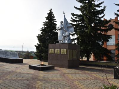 Братская могила советских воинов, где похоронен Герой Советского Союза сержант Востриков Тимофей Иванович