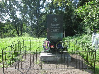 Братская могила 23 воинов, погибших в 1941 и 1943 гг. в боях с немецко-фашистскими захватчиками