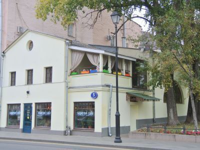 Дом причта церкви Успения Пресвятой Богородицы на Покровке, кон. XVIII в. (с фрагментом колокольни, 1698-1699 гг., кон. XVIII в., XIX в.)