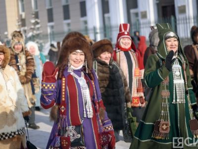 Фоторепортаж: как нарядились жители Якутии на шествие в зимней национальной одежде