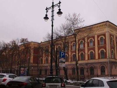 Павловский институт с территорией, садом и оградой