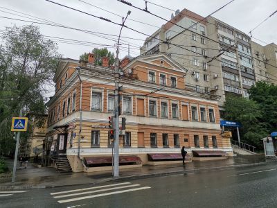 Двухэтажный каменный жилой дом