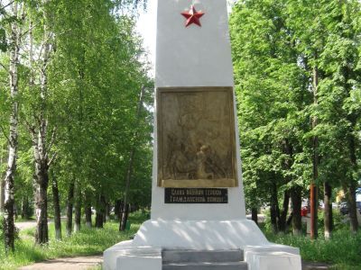 Братские могилы с обелисками воинов Гражданской войны