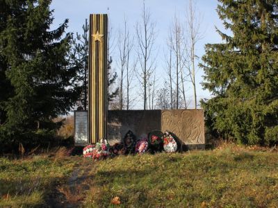 Памятник-обелиск на рубеже обороны, где в августе 1941 г. геройски сражались воины морской пехоты, пограничники и бойцы истребительного батальона