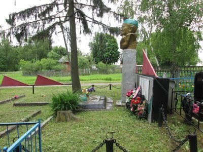 Братская могила 32 воинов Советской Армии, умерших от ран в марте 1943 г. в госпитале «ЭГ-1910», находящемся в д. Малыны