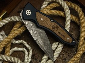 Складной нож Boker Tirpitz-Damascus, сталь дамаск, рукоять алюминий/ореховое дерево