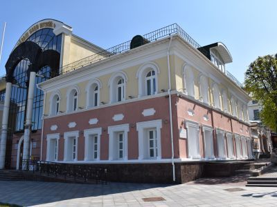 Каменный двухэтажный дом с подвалами