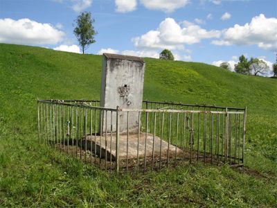 Место сожжения фашистами в феврале 1943 года деревни Голоево вместе с жителями. Установлен памятный знак