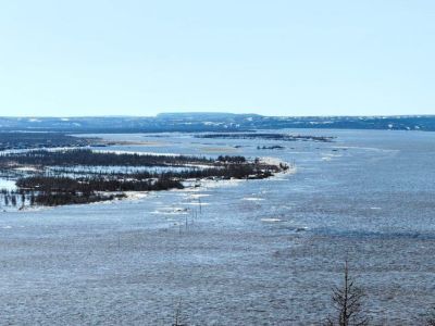 Семь человек, в том числе двое детей, застряли на крыше охотничьего домика в Анабарском районе