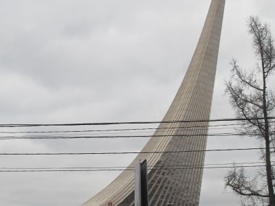 Монумент в честь покорителей космоса с памятником К.Э.Циолковскому