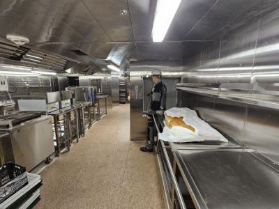 На камбузе ледокола «Якутия» испекли первый хлеб и приготовили котлеты