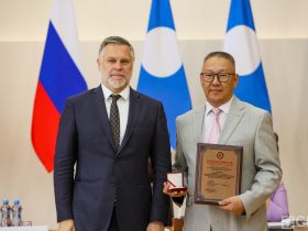 Государственные награды вручили медицинским работникам Якутии