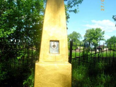 Одиночная могила ст. лейтенанта Маркина-Вяльцева Михаила Михайловича, погибшего 23 августа 1943 года. Обелиск сооружен в 1962 году