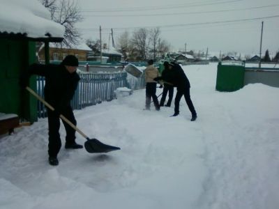 Наколют дрова, уберут двор от снега. Студенты Якутии присоединились к акции «Снежный десант»